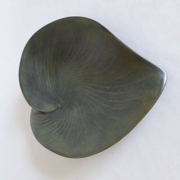 VINTAGE ART NOUVEAU HANDCRAFTED SCULPTED CERAMIC GREEN LEAF PLATE PLATTER - Picture 12 of 12